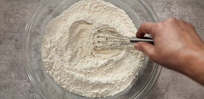 نخلط الدقيق مع باقي المكونات