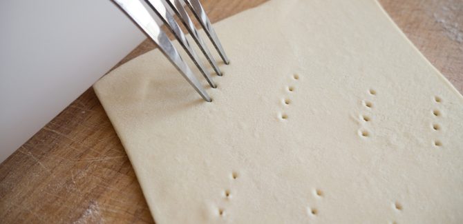 نستخدم الشوكة على العجين