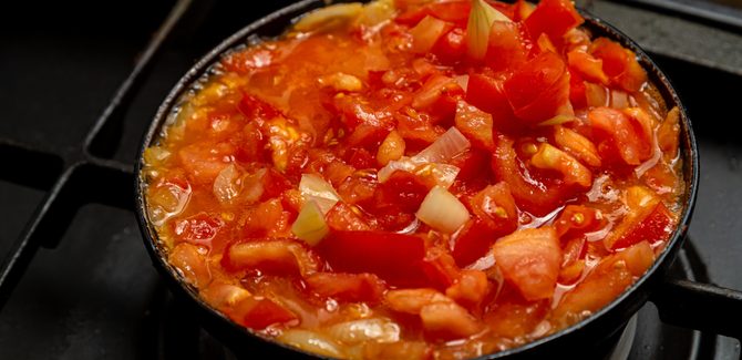 نحضر صلصة الطماطم