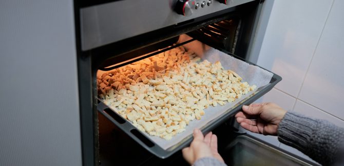 نحمّص قطع الخبز