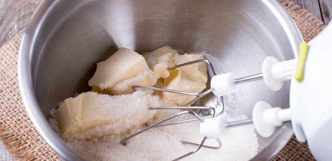 نخلط الزبدة والسكر
