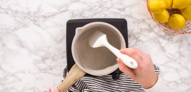 نذوب السكر مع عصير الليمون على النار