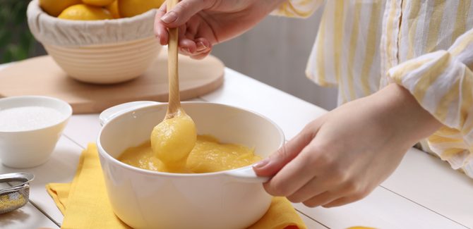 نتركه على النار حتى يصبح سميكًا