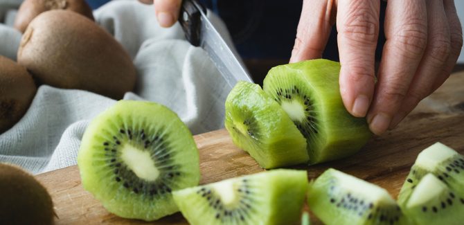 نقشّر الكيوي