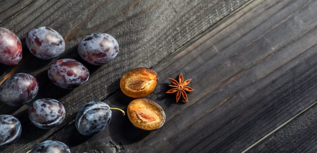 البرقوق الطازج أيضًا يحتوي فوائد متنوعة