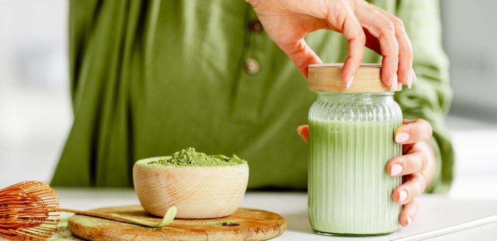 إعداد الماتشا يحتاج إلى دقة وعناية