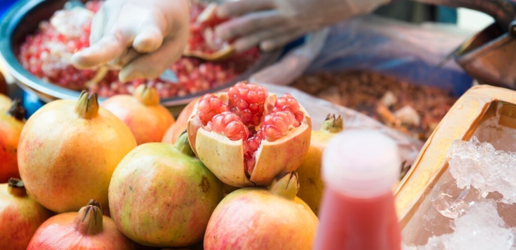 تحضير عصير الرمان الطازج