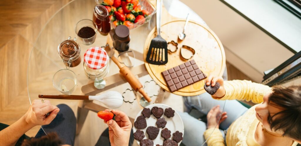 تناول الشوكولاتة يشعرنا بالسعادة