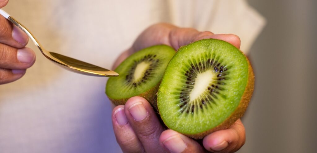 حبة من الكيوي تحتوي فوائد متنوعة