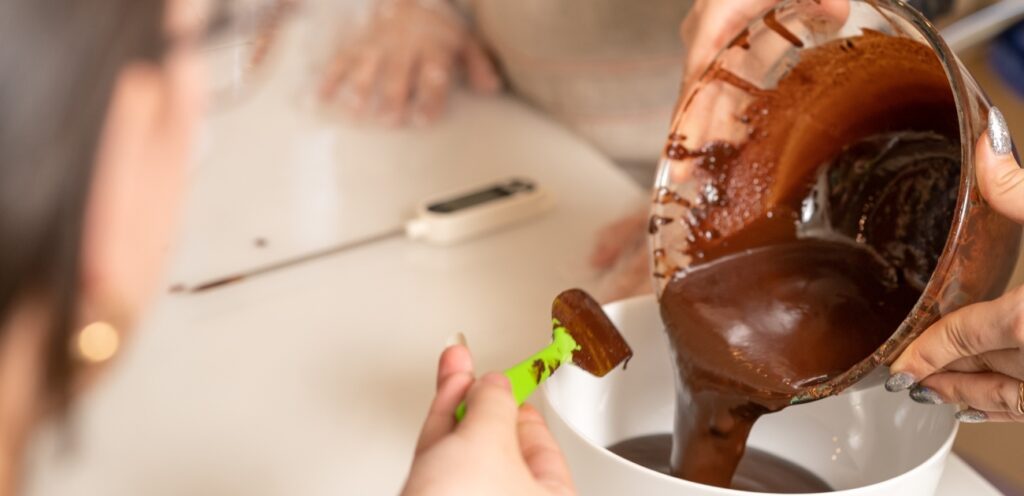 تحضير ألذ الحلويات باستخدام الشوكولاتة