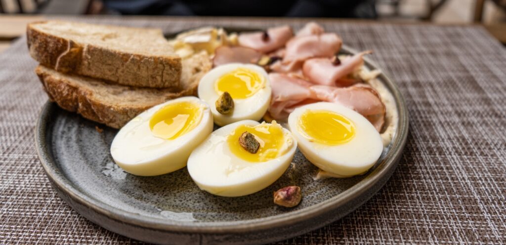 كم مدة صلاحية البيض المسلوق خارج الثلاجة؟