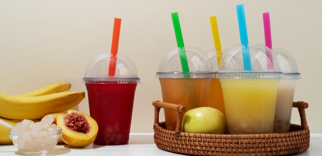 أيهما أفضل للصحة: كاسات عصير بلاستيك أم زجاج؟