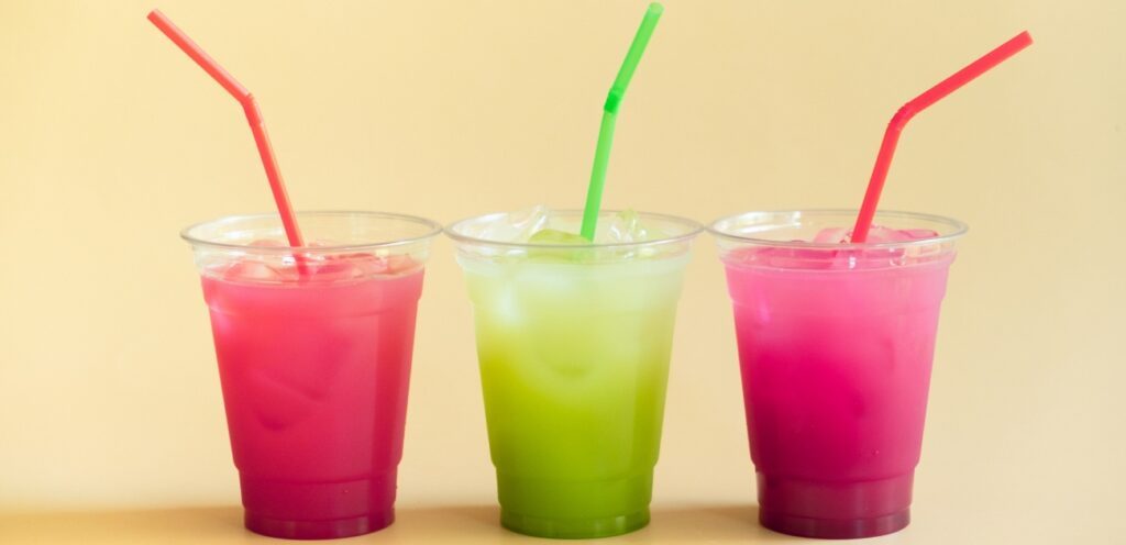 كوبان زجاجيان من العصير