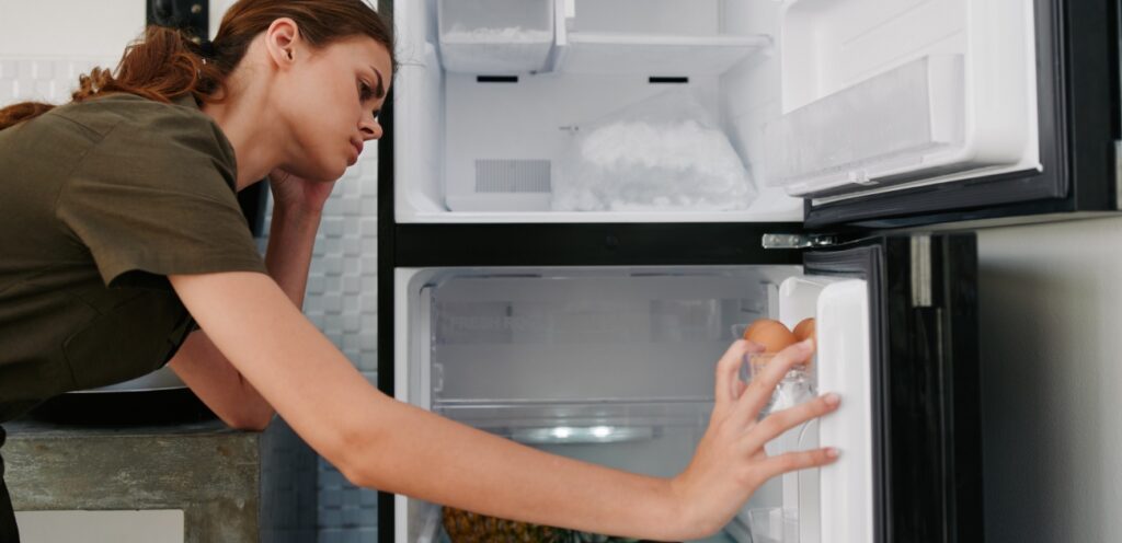 يجب عدم تخزين البيض في باب الثلاجة