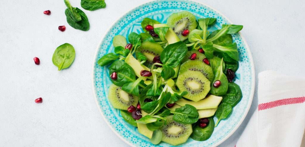 الكيوي يضيف نكهة وفائدة للسلطة