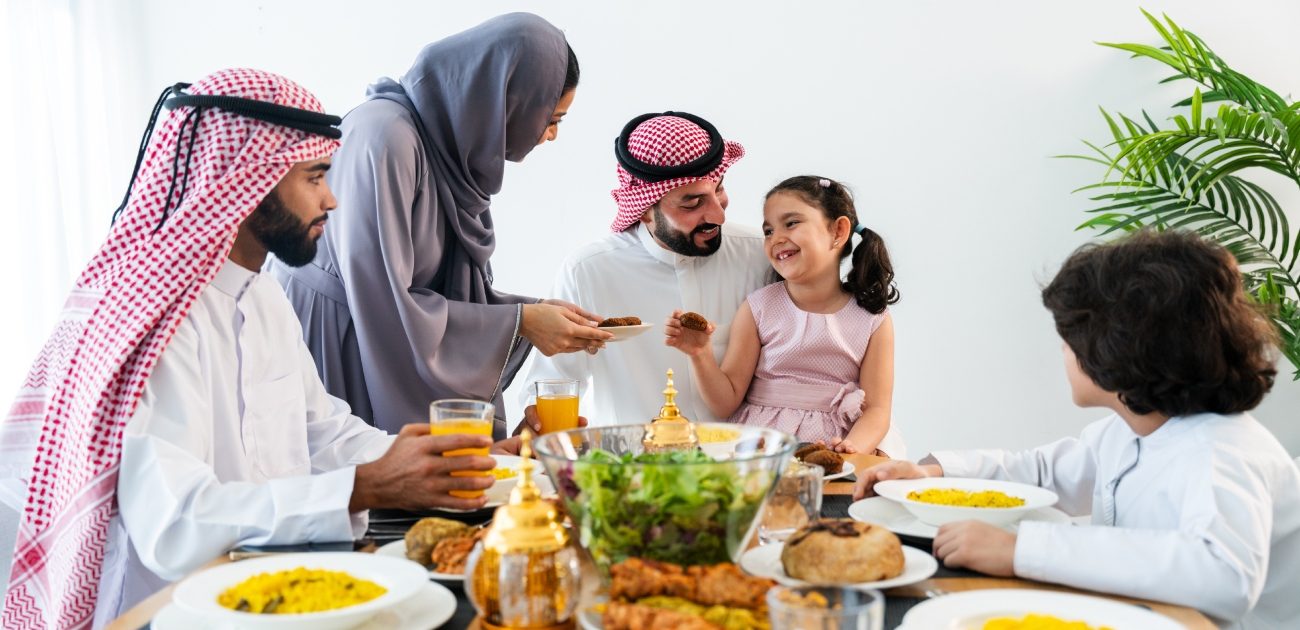 أجمل الأوقات تقضيها العائلة حول مائدة الإفطار