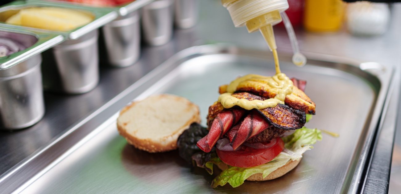 إضافة صوصات لذيذة لتحضير البرجر