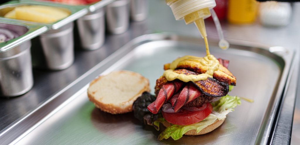 إضافة صوصات لذيذة لتحضير البرجر