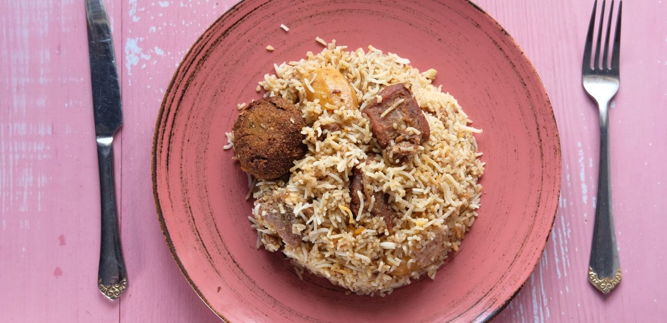 تفسير حلم أكل رز ولحم: هل من انفراجات وراء هذا المنام؟