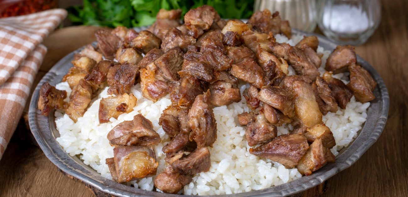 تفسير حلم أكل رز ولحم: هل من انفراجات وراء هذا المنام؟