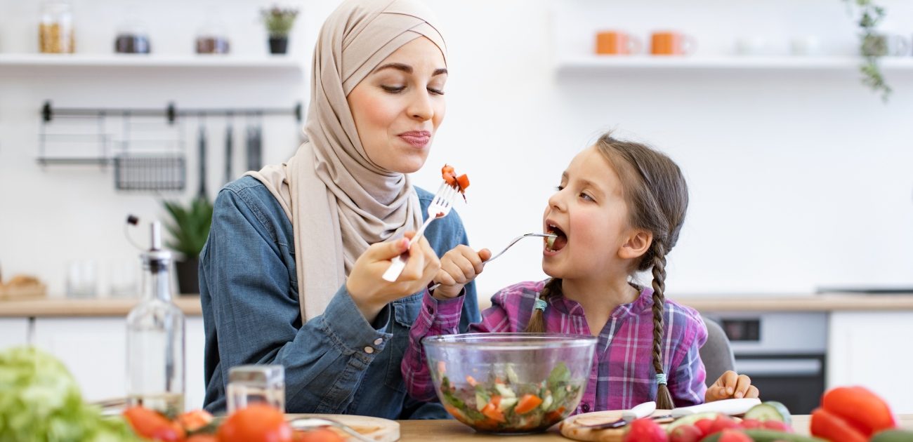 الأطفال يقلدون أهلهم فكونوا قدوة صحية