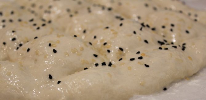 نرش العجين بحبة البركة والسمسم