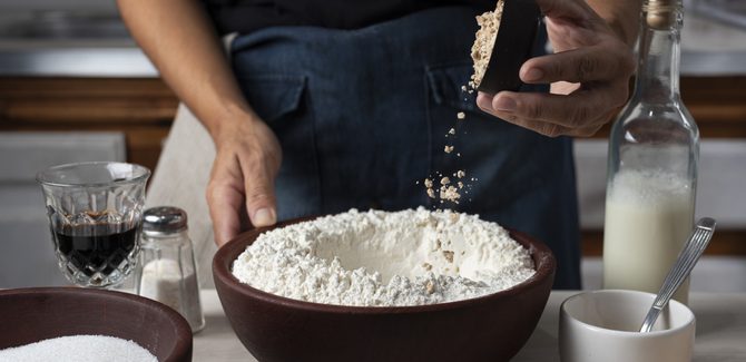 نخلط الدقيق مع الخميرة