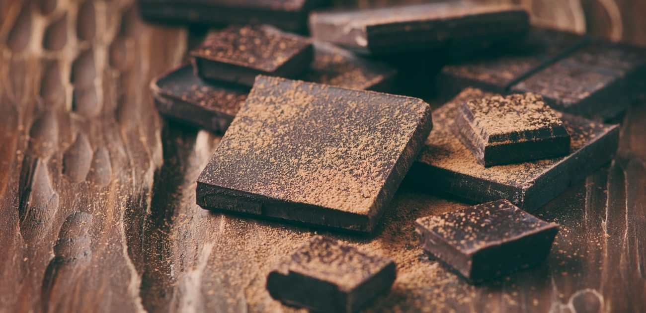 الشوكولاتة الداكنة من الأطعمة التي تحسن المزاج