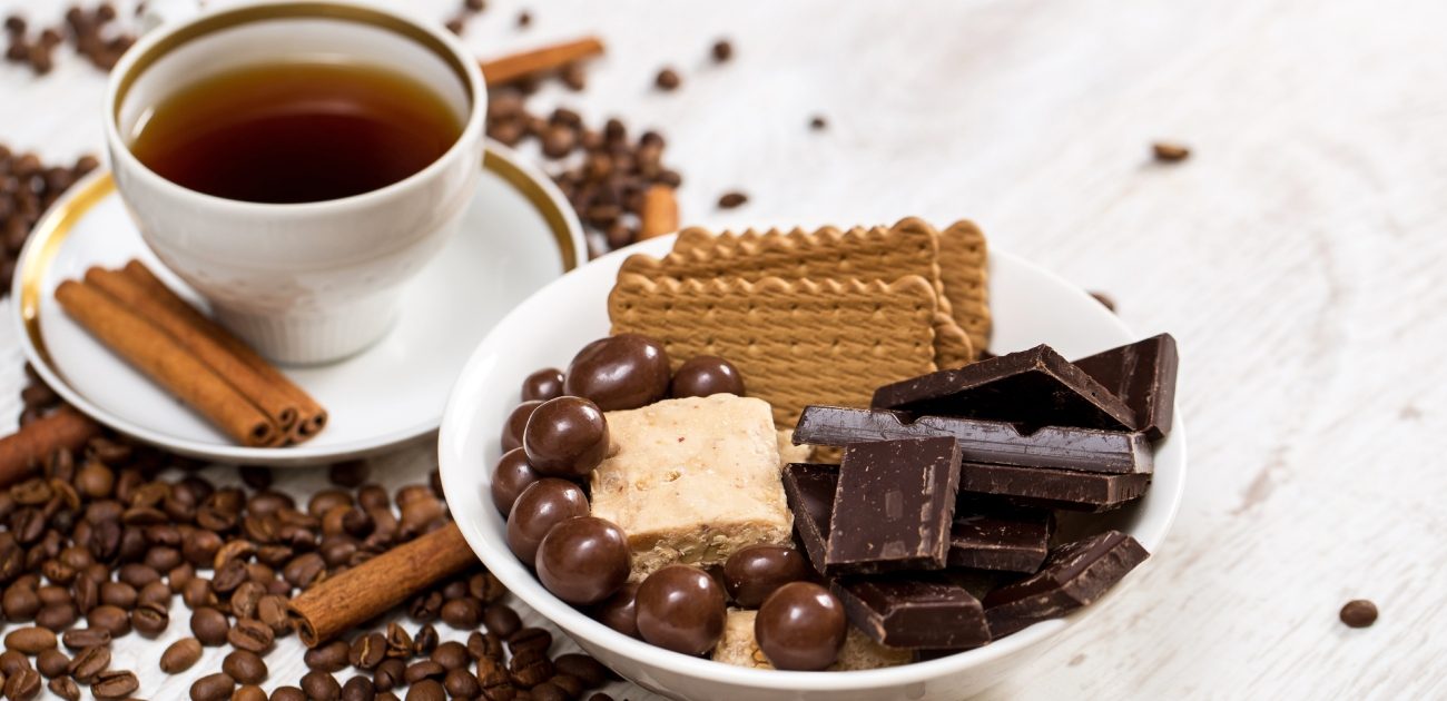 الشوكولاتة والشاي يحتويان الكافيين