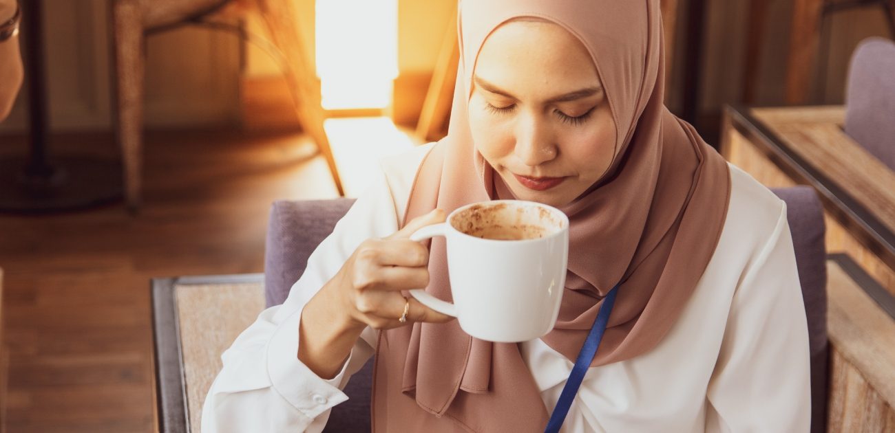 بعض الأشخاص يفضلون القهوة مع الحليب لتخفيف حموضتها