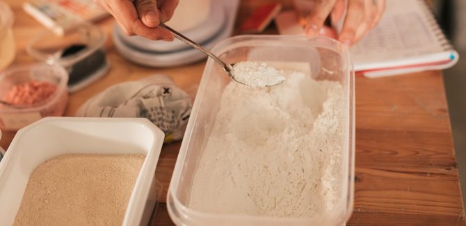 تحضير المكونات لتغميس الدجاج