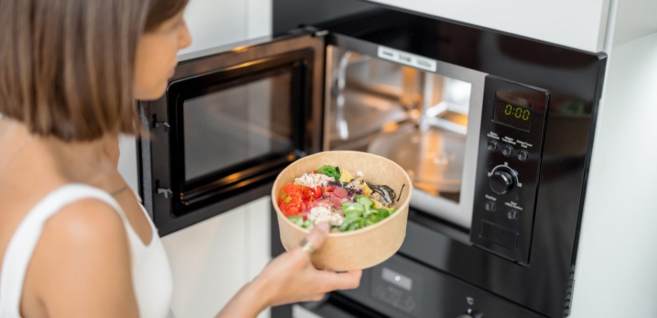 يوفر المايكروويف الوقت والجهد عند تسخين الطعام