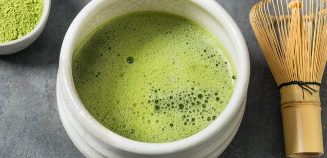 خفق الماتشا مع الماء