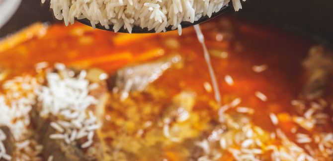 نضيف الكمية المتبقية من الأرز إلى اللحم