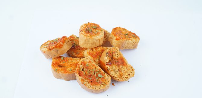 نقطع الخبز ونحضره