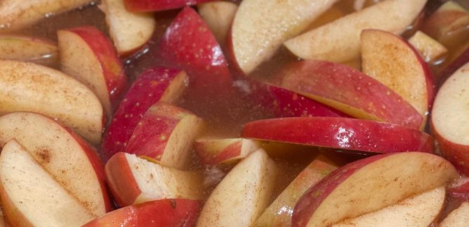 نضيف التفاح إلى الماء المغلي