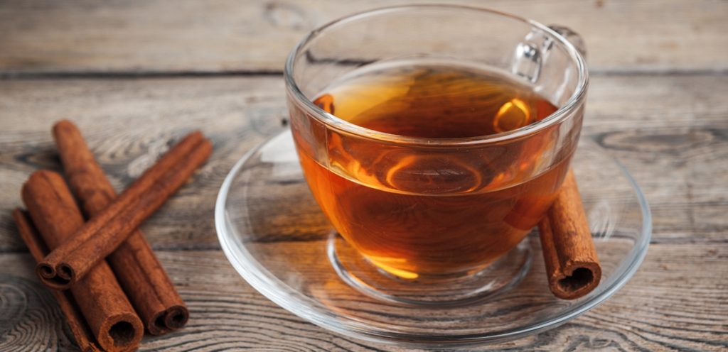 شاي القرفة دافئ وطعمه مميز