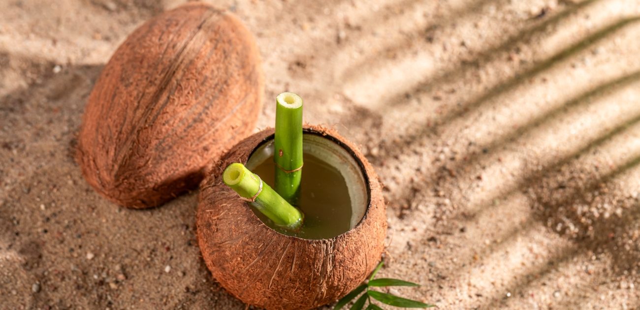 شرب ماء جوز الهند يرطب الجسم خصوصًا في الصيف