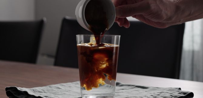 صب القهوة