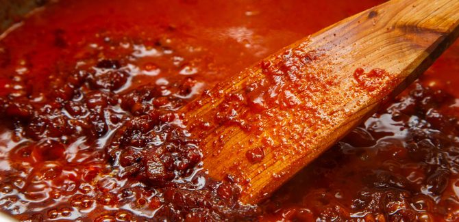 نضع المكونات على النار