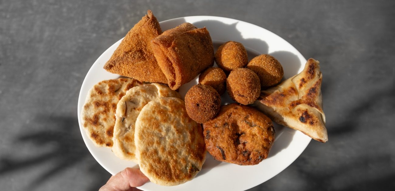 طبق يحتوي مجموعة متنوعة من المعجنات