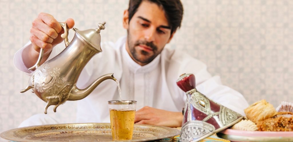تقديم الشاي المغربي بأناقة مع الكاسات والدلة التقليدية