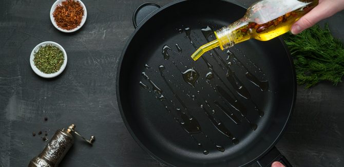 نضع زيت الزيتون في المقلاة
