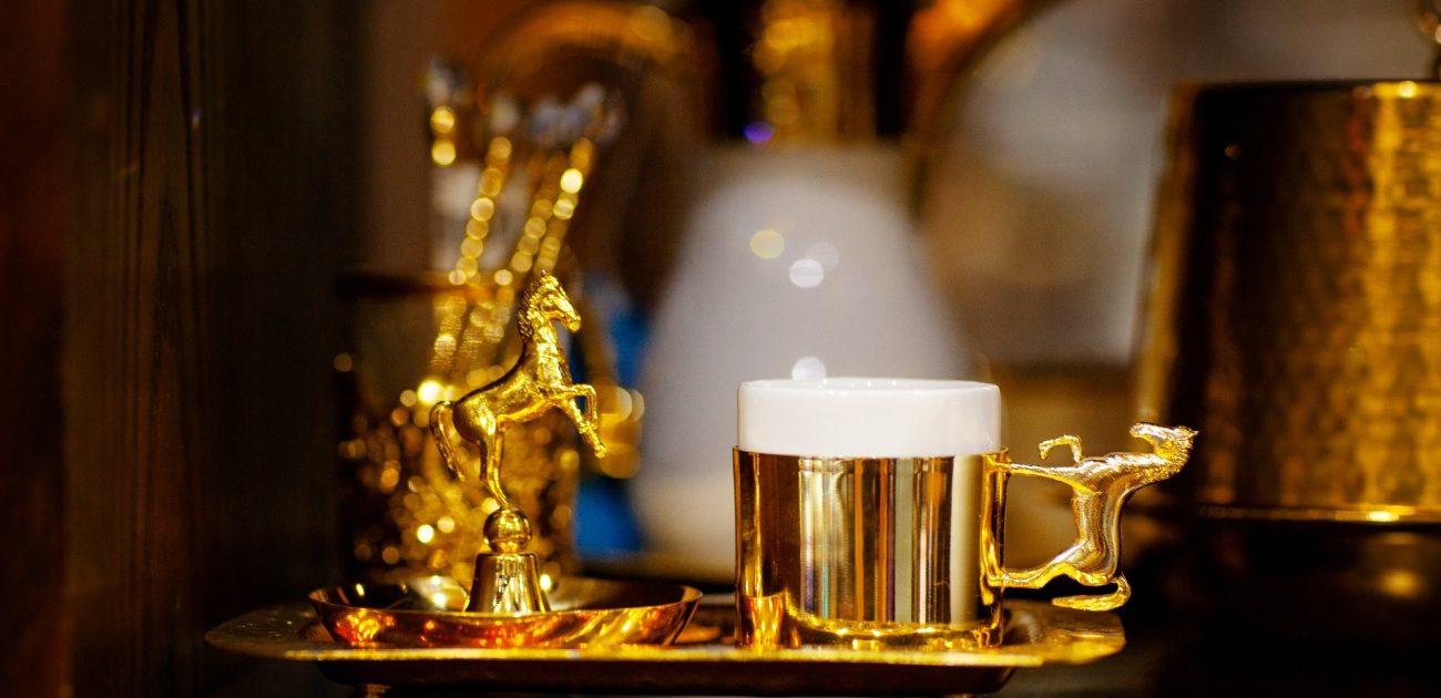 فنجان قهوة راقٍ يعكس الأناقة والفخامة