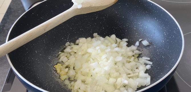 نقلب البصل في الزيت