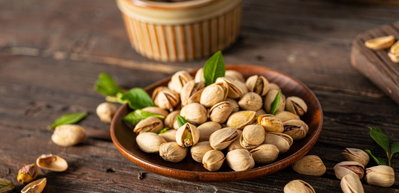 دراسة من بنسلفانيا: تناول الفستق الحلبي ليلًا يعزز صحة الأمعاء!
