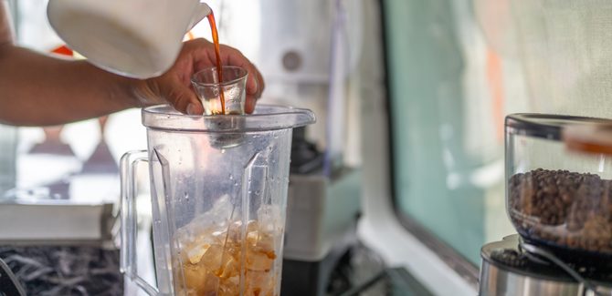 نضع المكونات في الخلاط