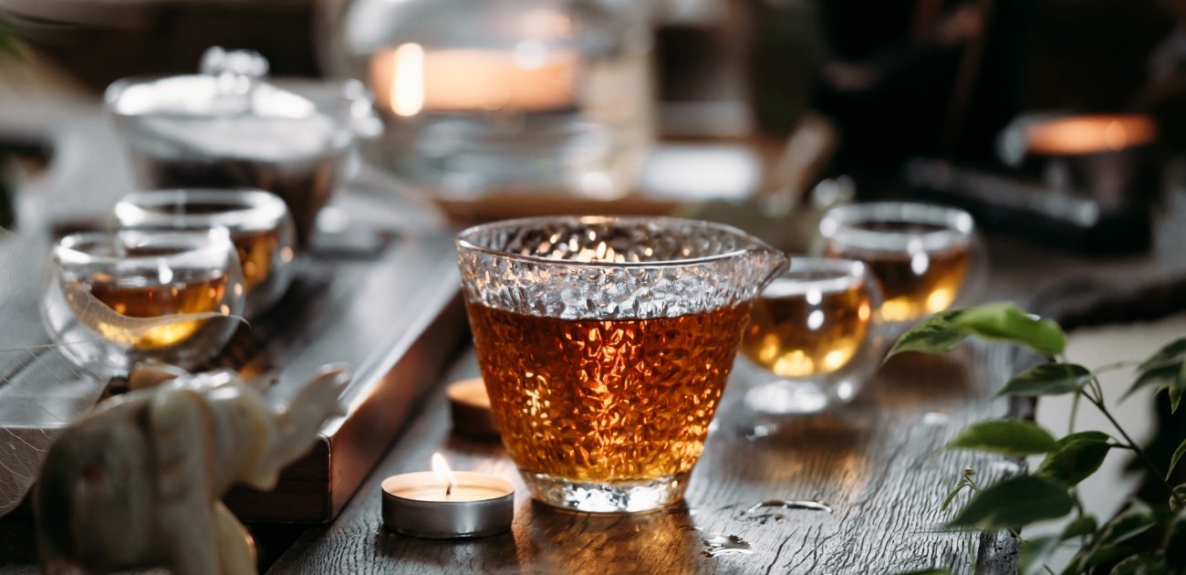 كاسات شاي بتصميم مبتكر يضيف أناقة بعيدًا عن الشكل التقليدي