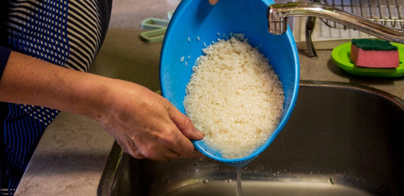 يمكن الاستفادة من ماء الأرز بدل التخلص منه