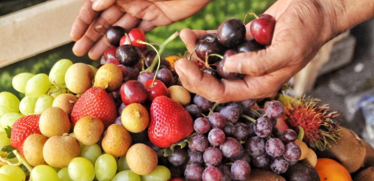 مجموعة متنوعة من الفواكه الطازجة